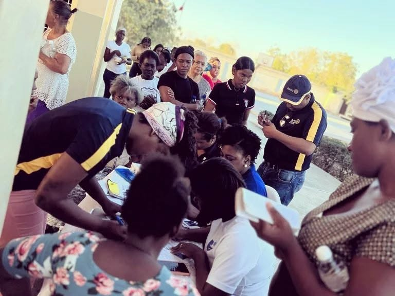 Socios de Rotary participando en una actividad comunitaria
