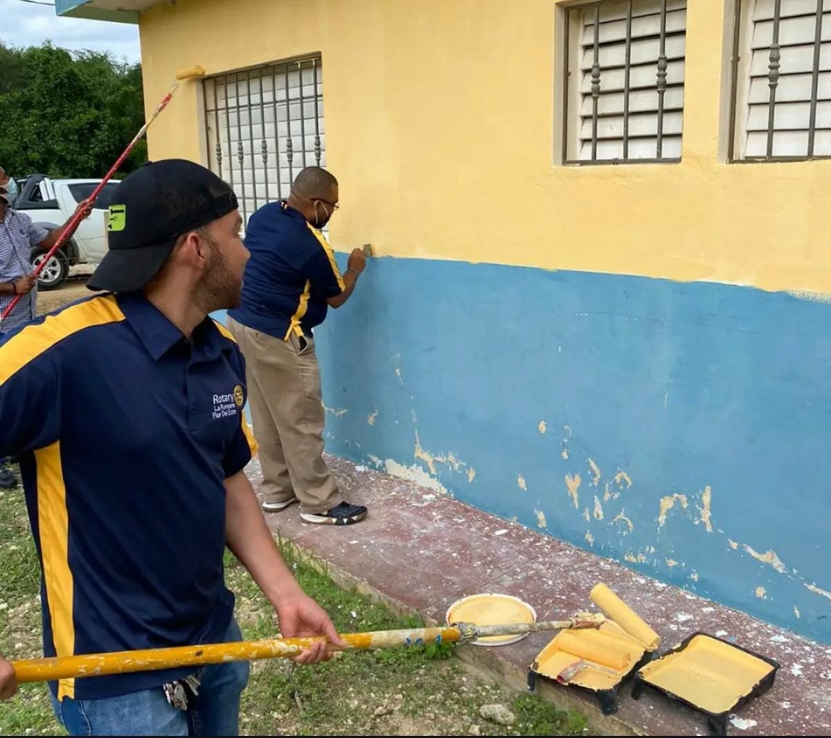 Jornada de pintura y mejora de una escuela